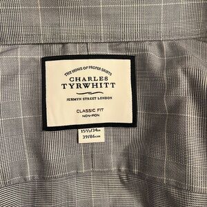 Charles Tyrwhitt Blue and White dress shirt. Excellent condition.
15 1/2 34